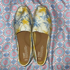 Toms Shoes